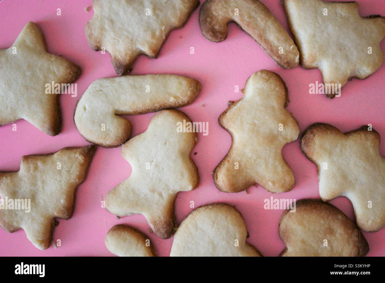 Weihnachtsplätzchen auf dem rosa Hintergrund - Smartphone-aufgenommenes Stockfoto