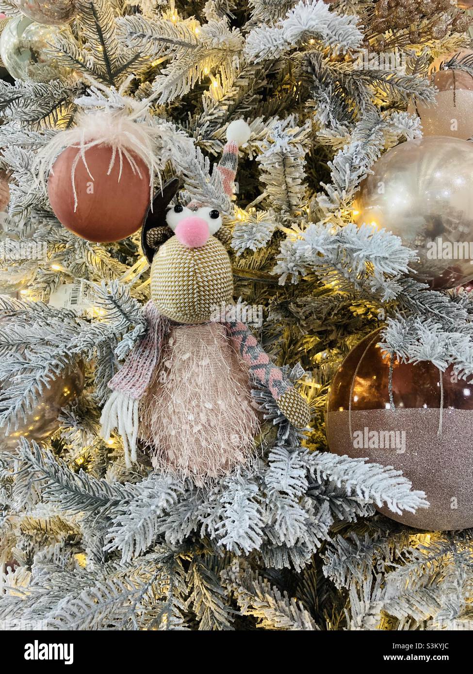 Festliches Tier auf Weihnachtsbaum Stockfoto