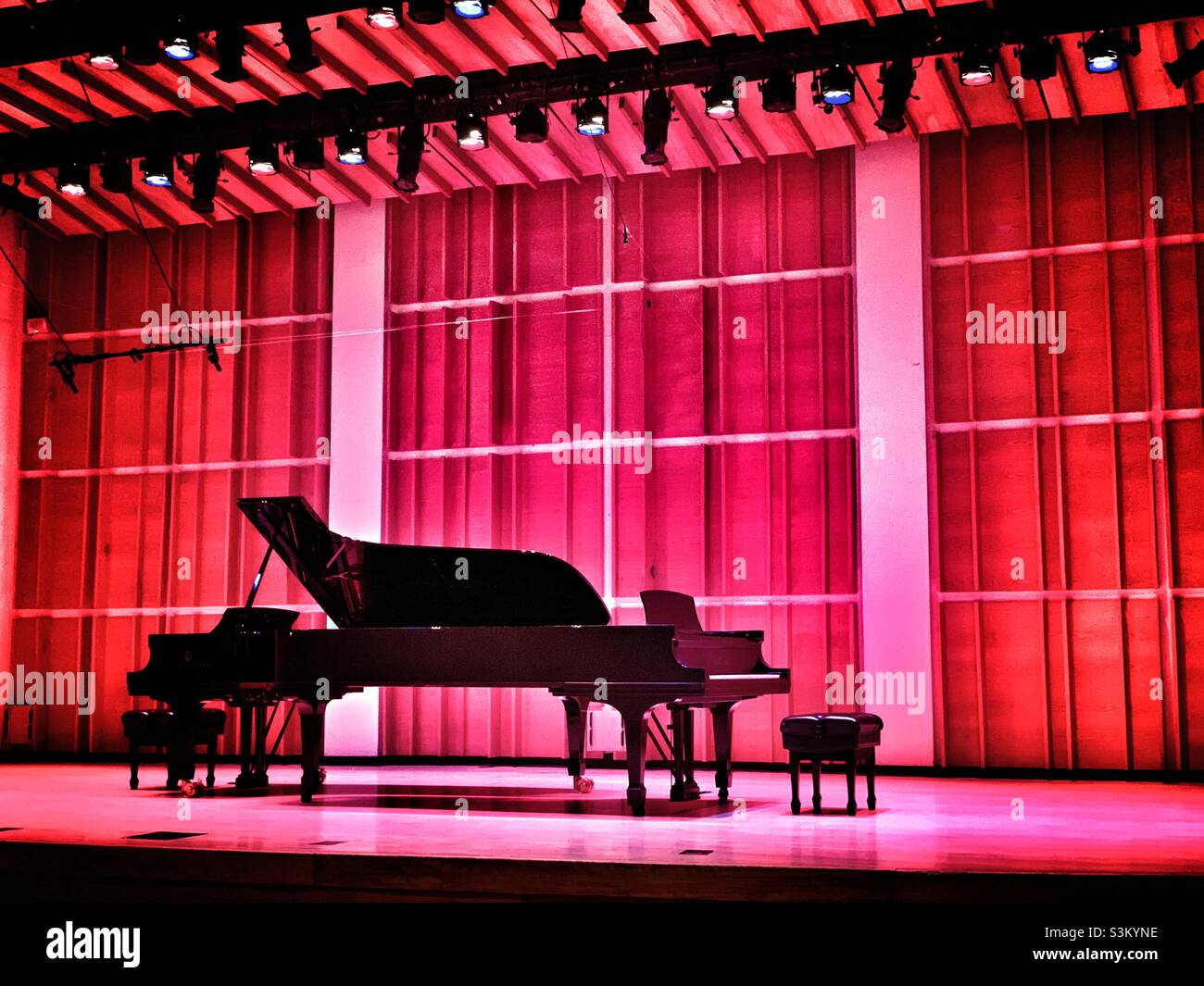 Klavier in der Merkin Hall im Kaufman Music Center mit Schauspieleffekten. - Smartphone-aufgenommenes Stockfoto