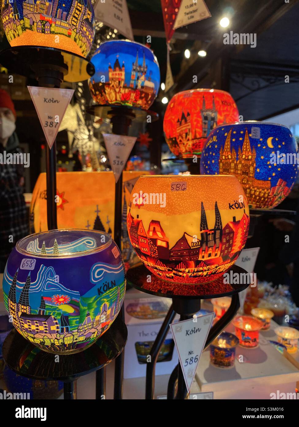 Kerzenlichter auf dem Weihnachtsmarkt Stockfoto