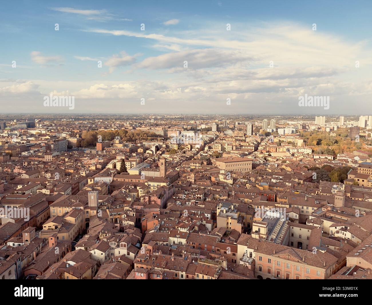 Panoramablick auf Bologna vom Asinelli-Turm - Smartphone-aufgenommenes Stockfoto Panoramablick auf Bologna vom Asinelli-Turm - Smartphone-aufgenommenes Stockfoto