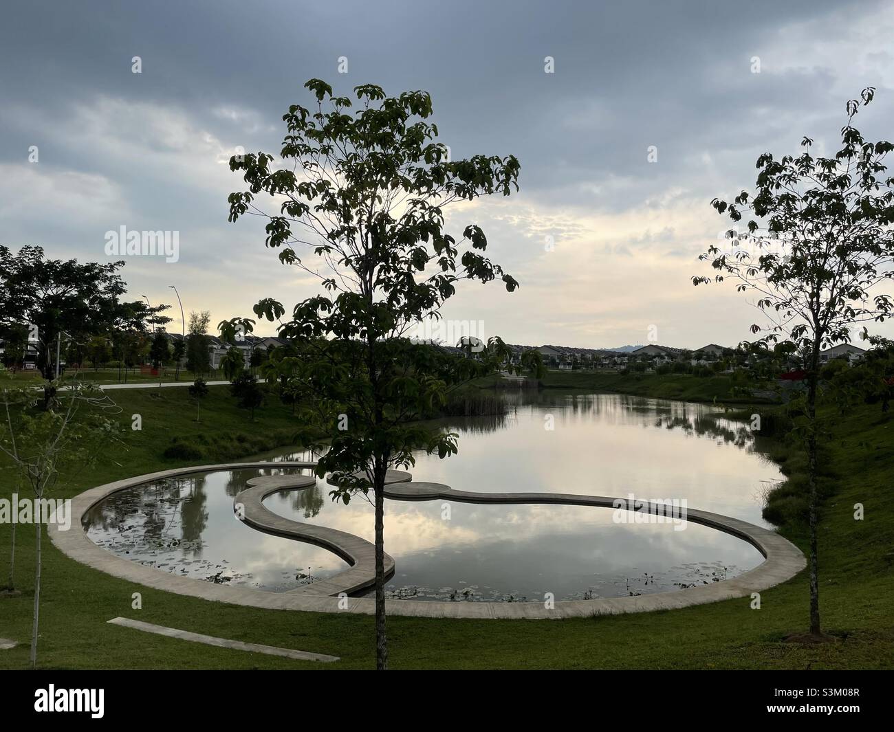 Abendlandschaft von Elmina Green in Shah Alam, Selangor, Malaysia. Stockfoto