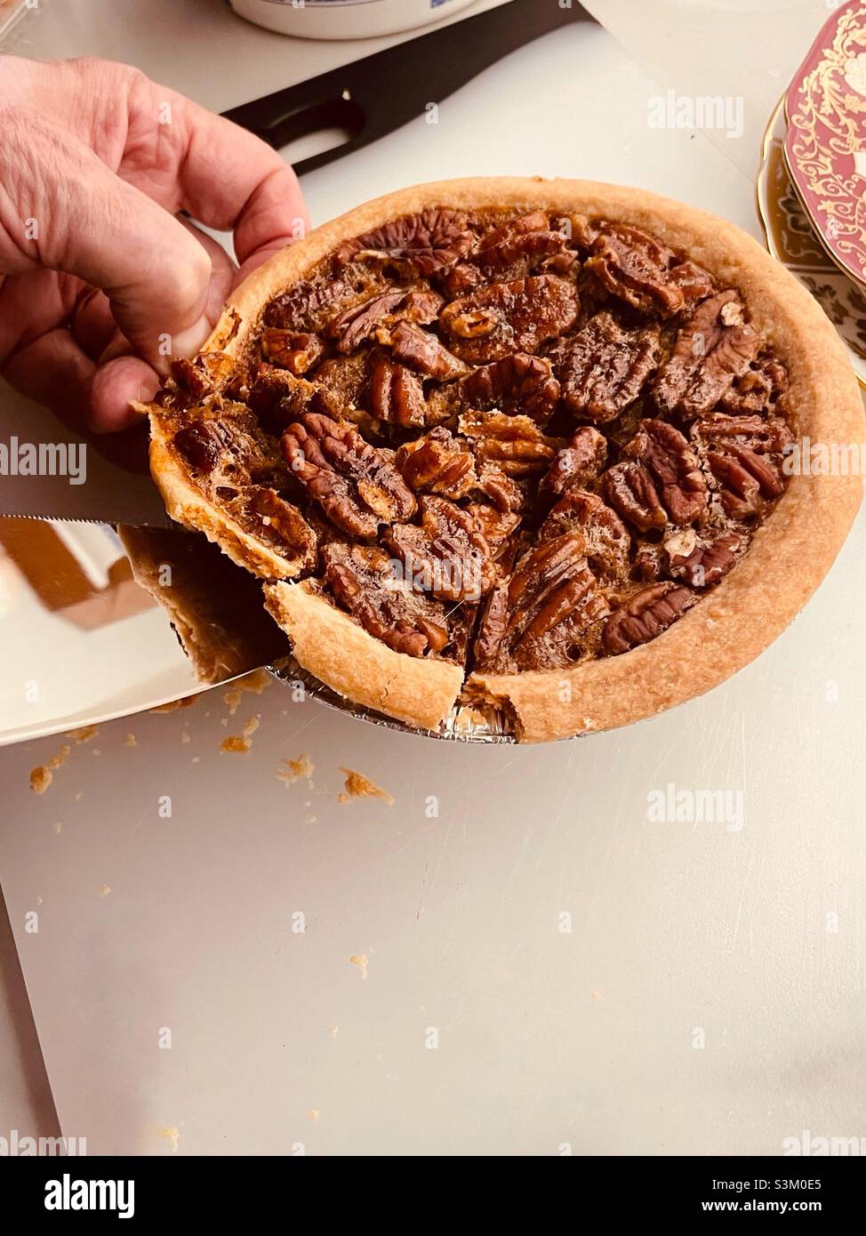 Ich helfe mir ein Stück Pekannüsse Stockfoto