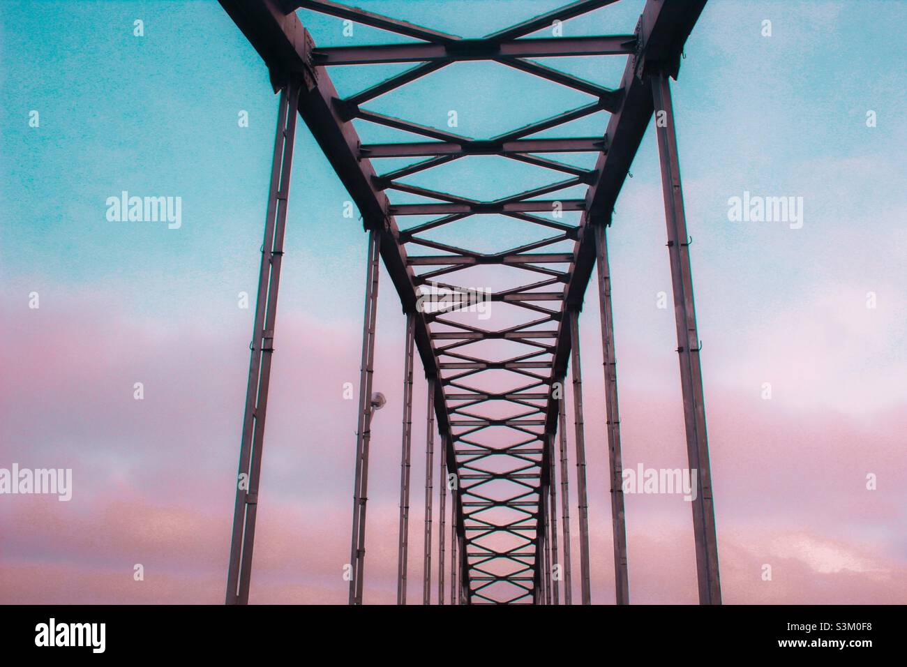 Brücke in den romantischen Himmel Stockfoto