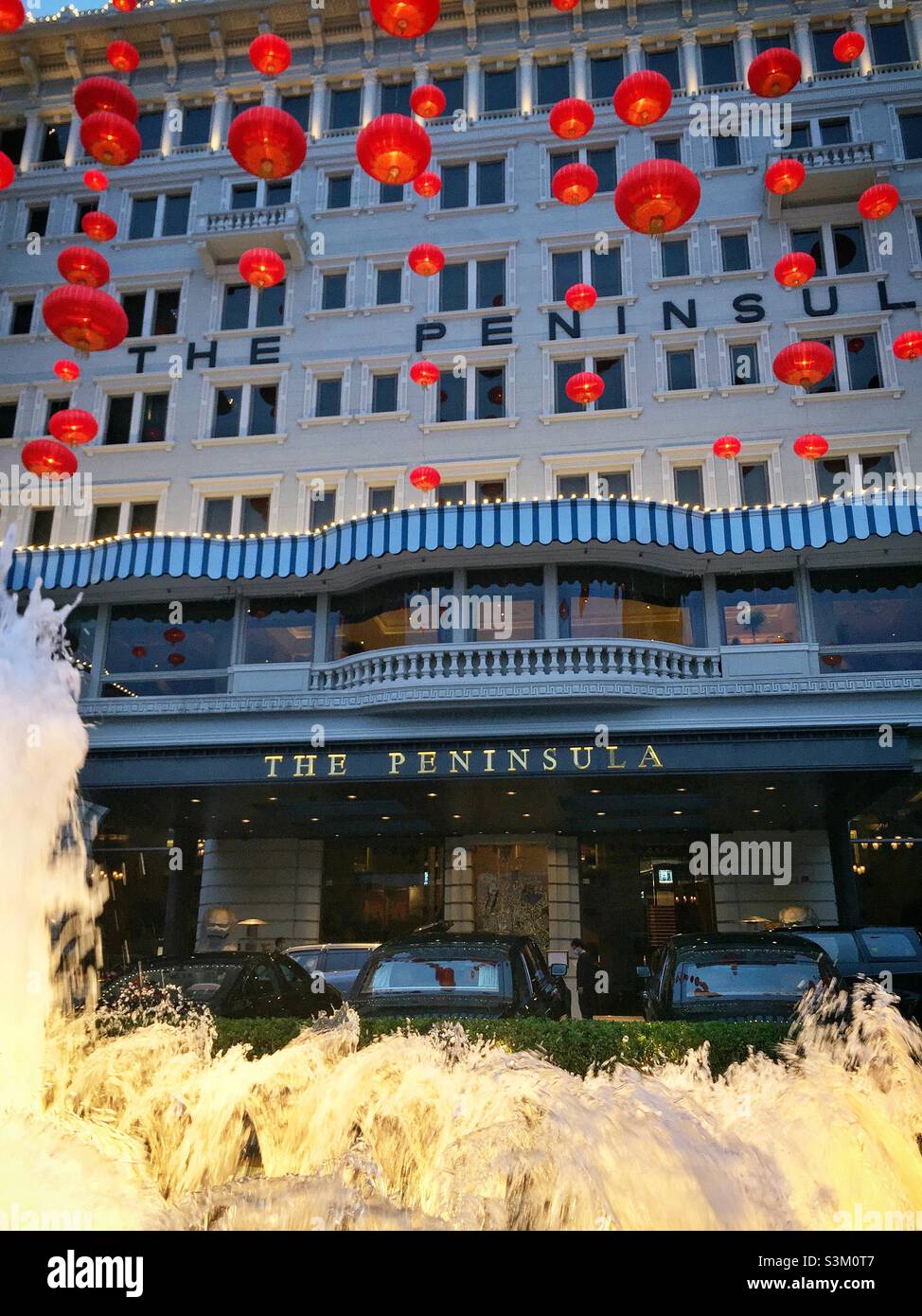 Rote Laternen für das chinesische Neujahr schmücken den Eingang zum Peninsula Hotel, Tsim Sha Tsui, Kowloon, Hongkong Stockfoto