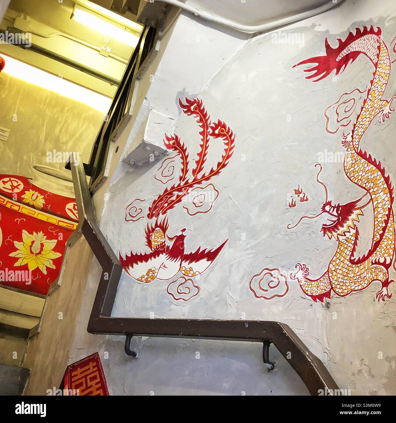 Wandgemälde an den Wänden des Treppenaufgangs zu einem Teeladen in einem renovierten tong lau oder Ladenhaus, Wan Chai, Hong Kong Island Stockfoto