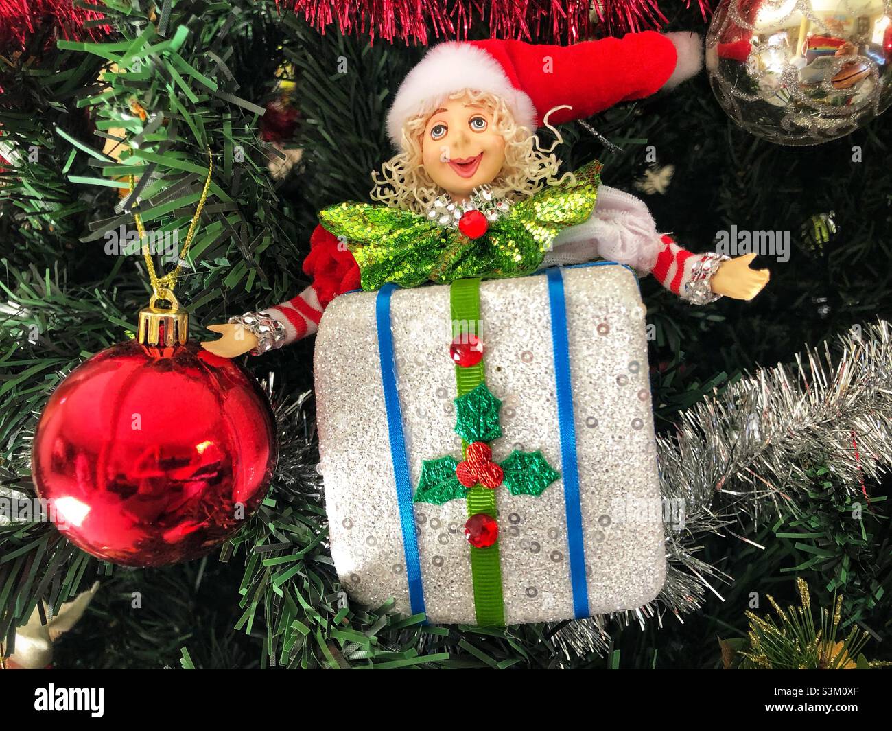 Weihnachtsbaumschmuck - Elfe in einer Schachtel - Smartphone-aufgenommenes Stockfoto