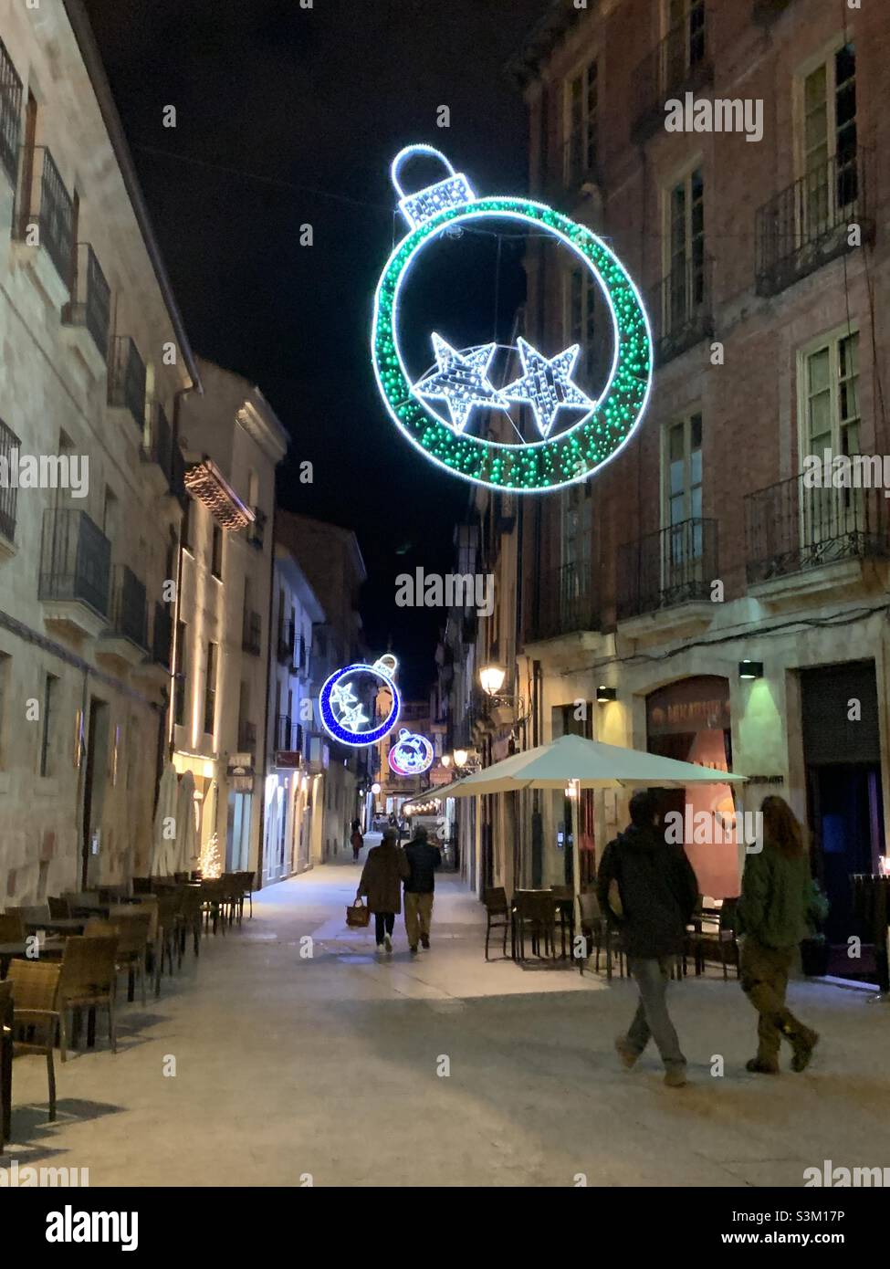 Weihnachtsschmuck mit zwei Sternen Weihnachtsbeleuchtung in Salamanca, Spanien. - Smartphone-aufgenommenes Stockfoto
