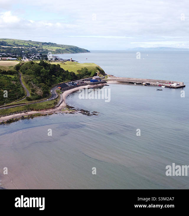 Nordküste Irlands mit Schottland in der Ferne. Stockfoto