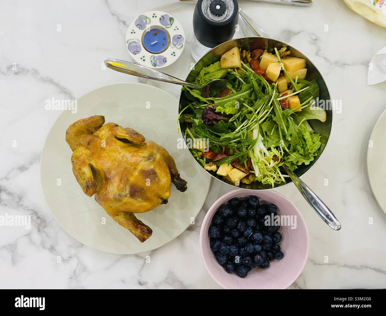 Gesunde Mahlzeit mit gebratenem Huhn, Heidelbeeren und grünem Salat Stockfoto
