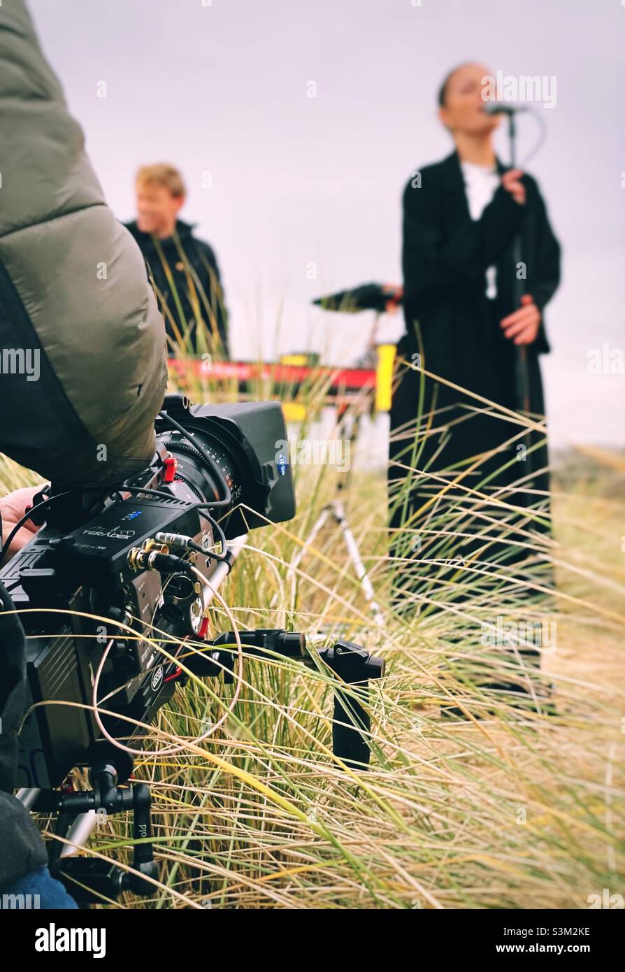 Musikvideo-Shooting in den Dünen - Smartphone-aufgenommenes Stockfoto