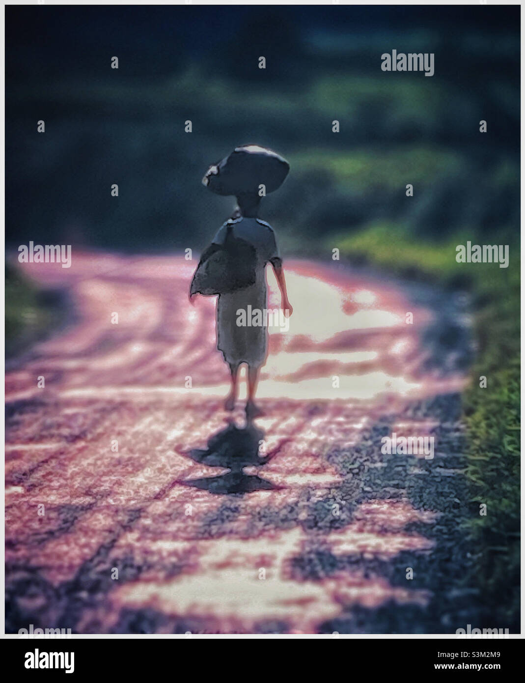 Eine Frau geht mit Taschen auf dem Kopf im ländlichen Jamaika. - Smartphone-aufgenommenes Stockfoto