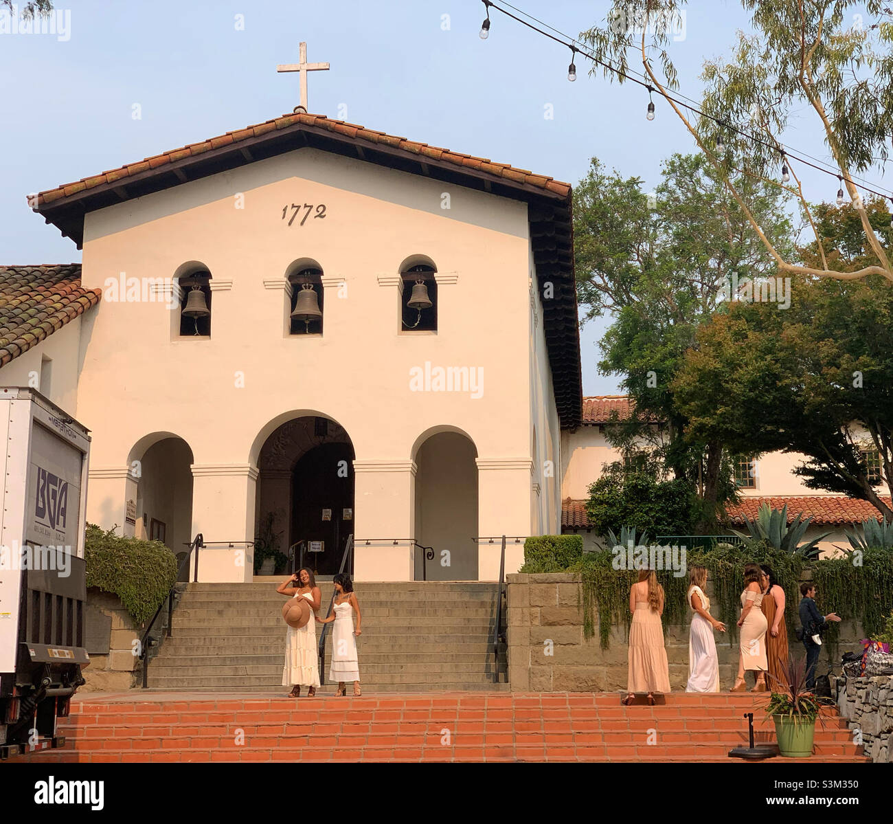Eine Hochzeitsfeier vor der Mission San Luis Obispo, San Luis Obispo, Kalifornien, USA, Nordamerika - Smartphone-aufgenommenes Stockfoto