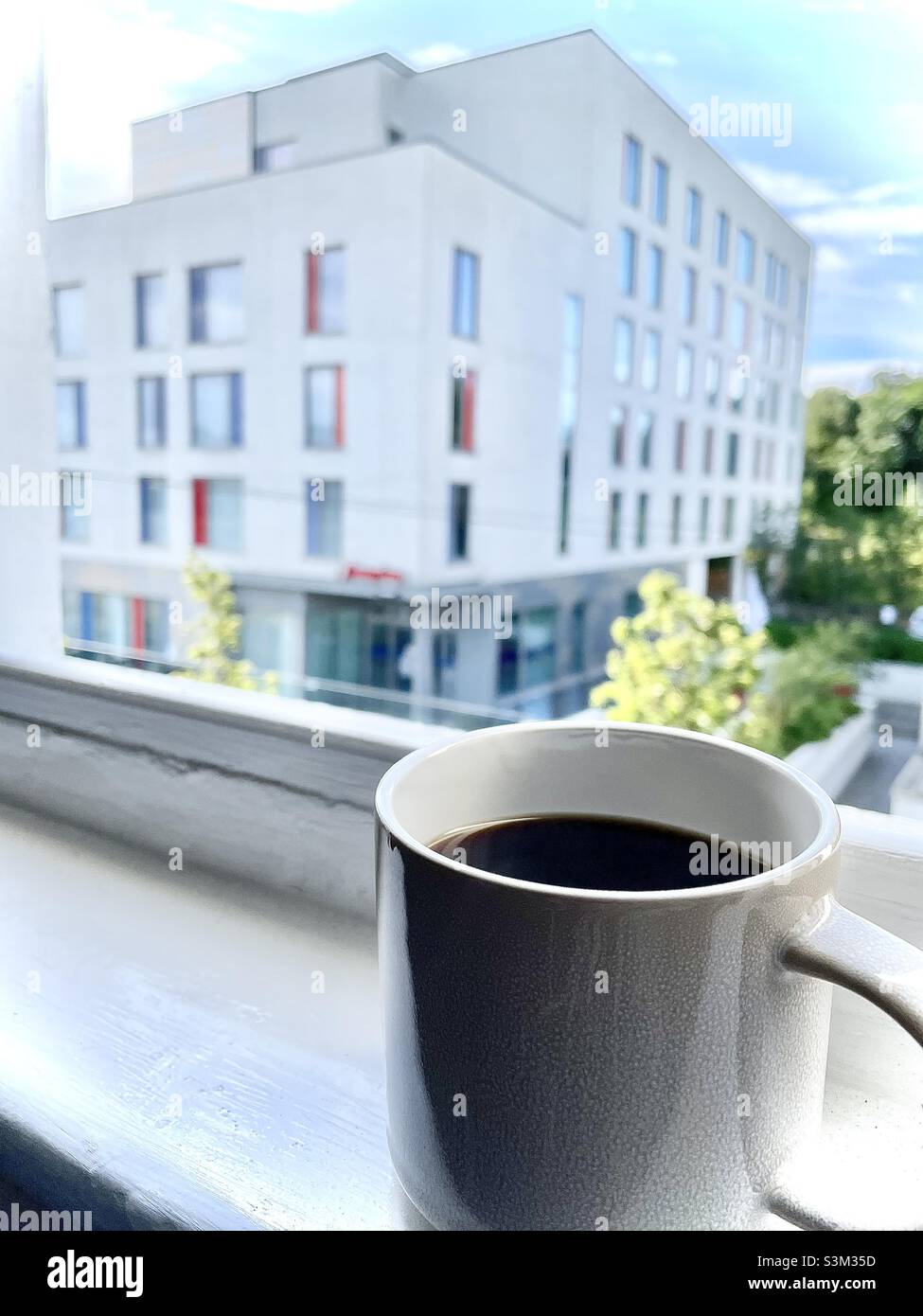 Eine Tasse Kaffee vor dem Fenster Stockfoto