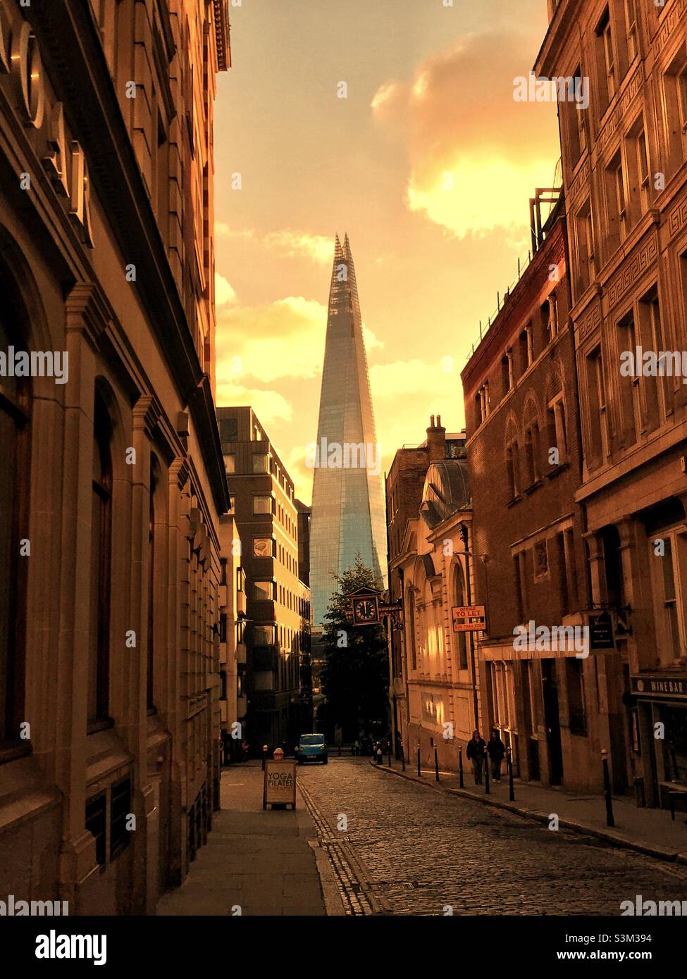 Blick auf St Mary at Hill, City of London, in Richtung des modernen Shard-Gebäudes. Stockfoto