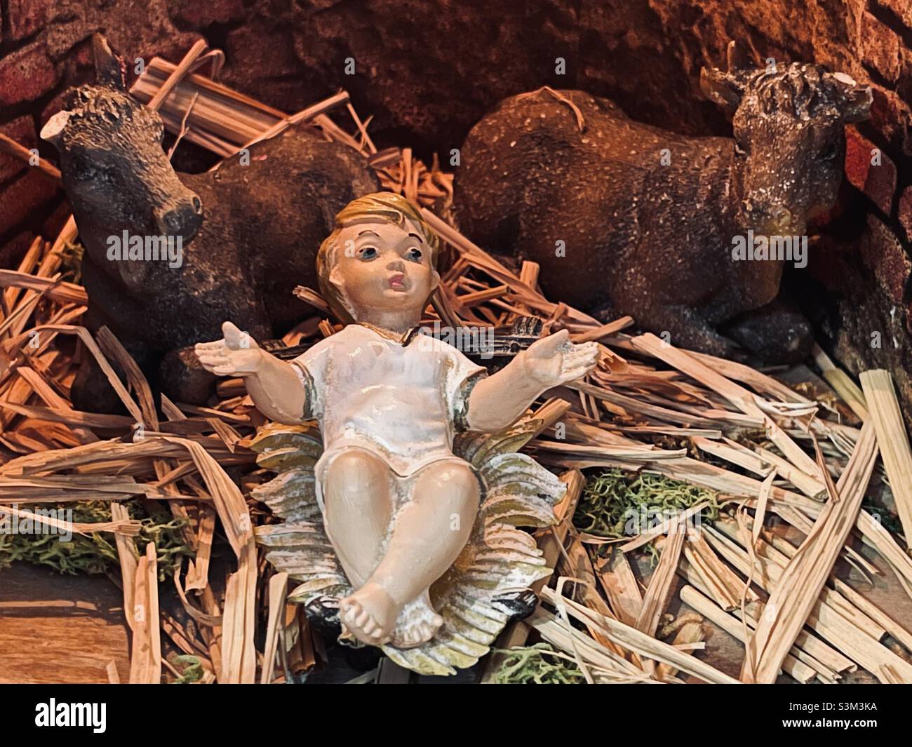 Die Weihnachtskrippe ist eine Darstellung der Szene der Geburt Jesu Christi. - Smartphone-aufgenommenes Stockfoto