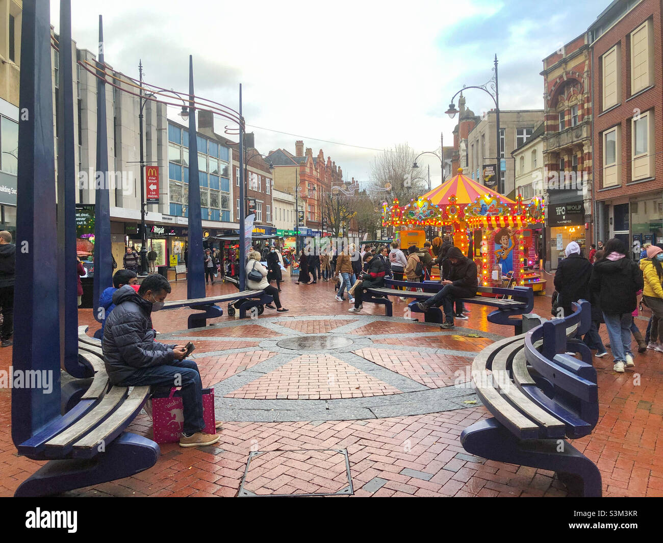Ein Blick entlang in der Broad Street in Reading, Großbritannien, wenige Wochen vor Weihnachten. Stockfoto