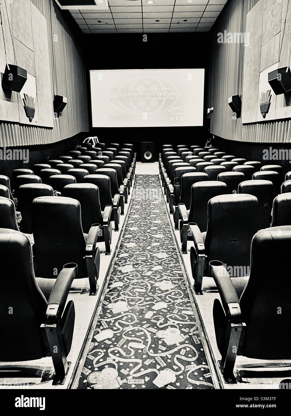 Leeres Kino während COVID-19. 2021. - Smartphone-aufgenommenes Stockfoto