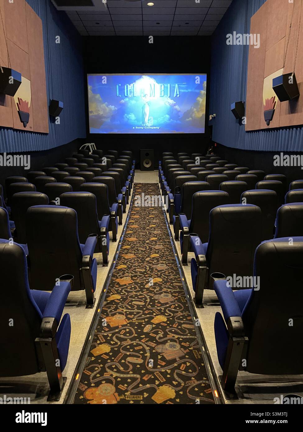 Leeres Kino während der COVID-19-Pandemie 2021. - Smartphone-aufgenommenes Stockfoto
