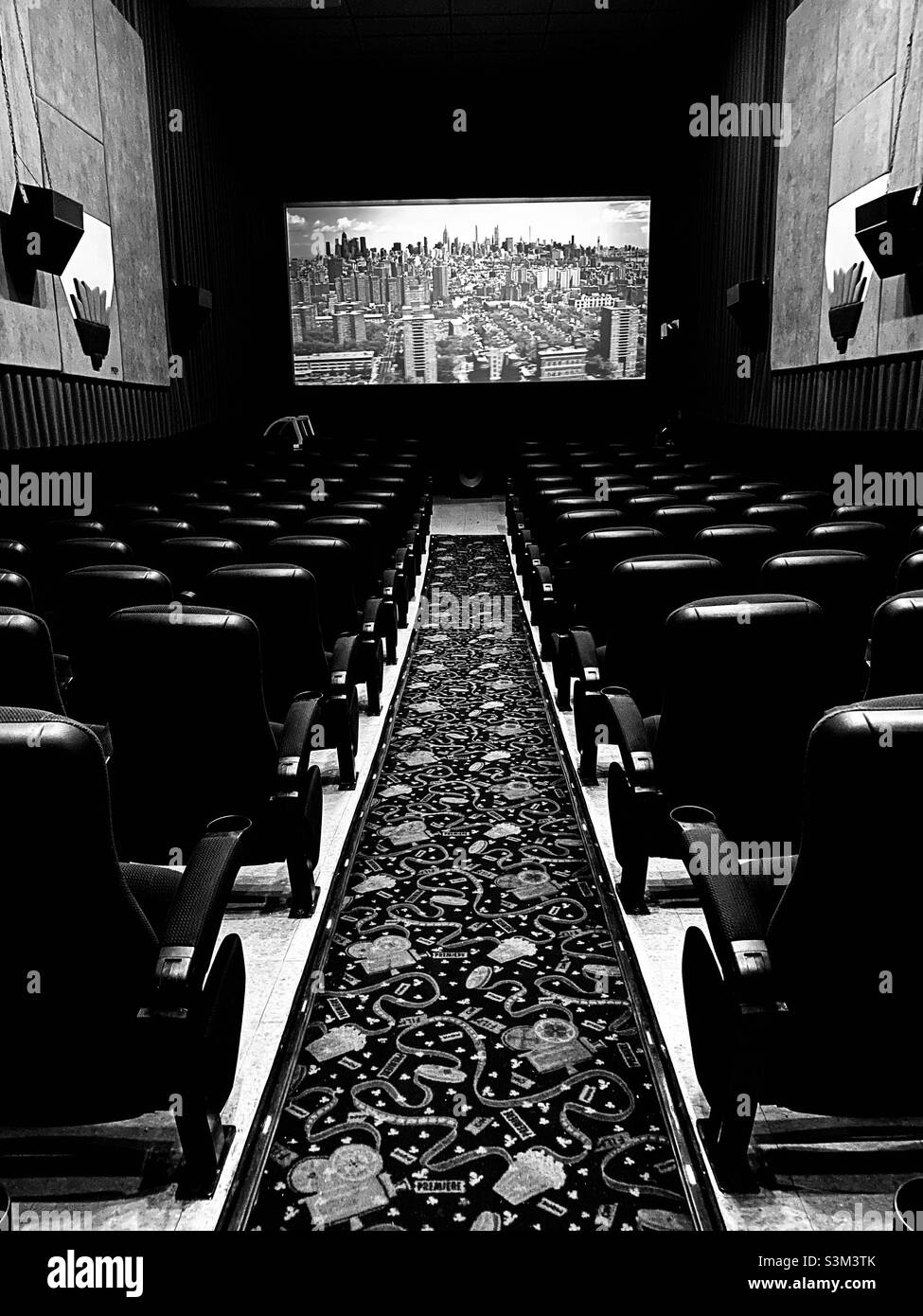 Ein leeres Kino während der COVID-19-Pandemie von 2021. - Smartphone-aufgenommenes Stockfoto