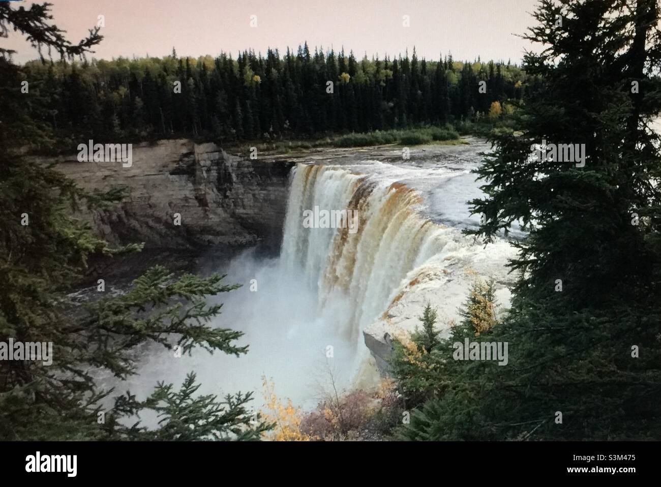 Alexandra Falls in den Northwest Territories, Kanada. September 2013. Die Farbe des Flusses ist eine Folge seines Flusses durch sauren Torf und hat keinen Zusammenhang mit der menschlichen Verschmutzung. Stockfoto