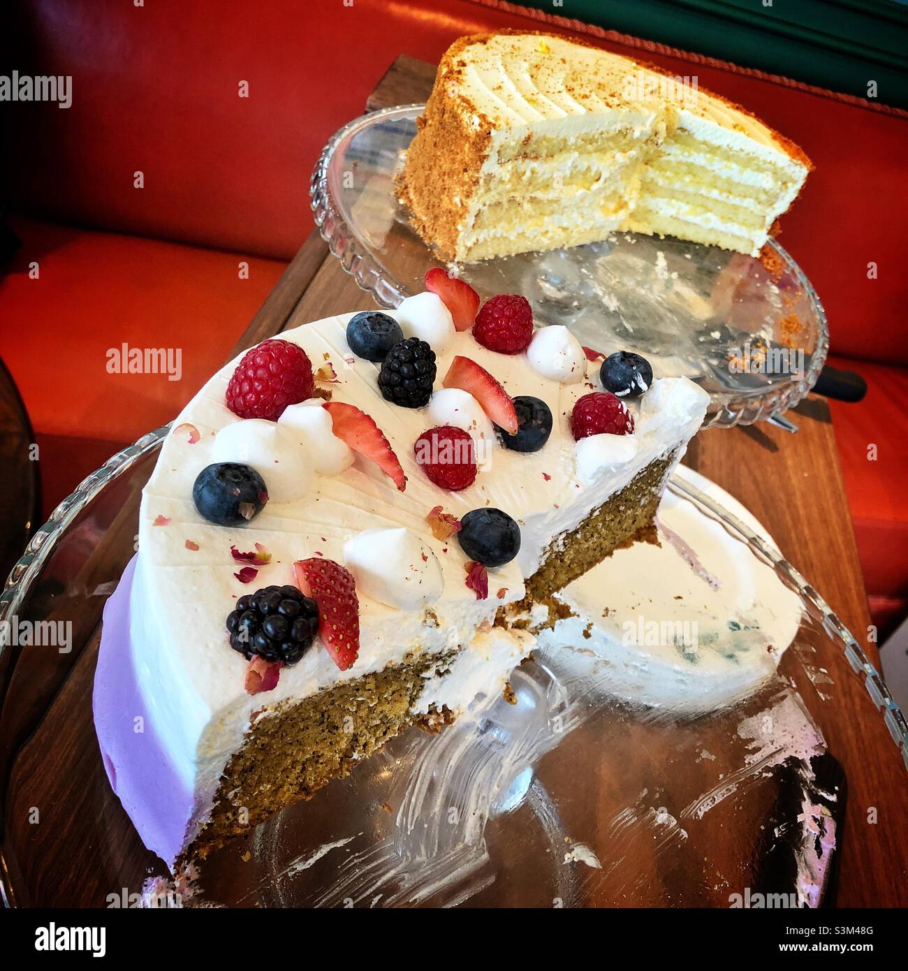Ein Teil der Auswahl an Kuchen, die im Trolley von Fortnum & Mason's 181 Restaurant im K11 MUSEA Einkaufszentrum Tsim Sha Tsui, Kowloon, Hongkong, erhältlich sind Stockfoto