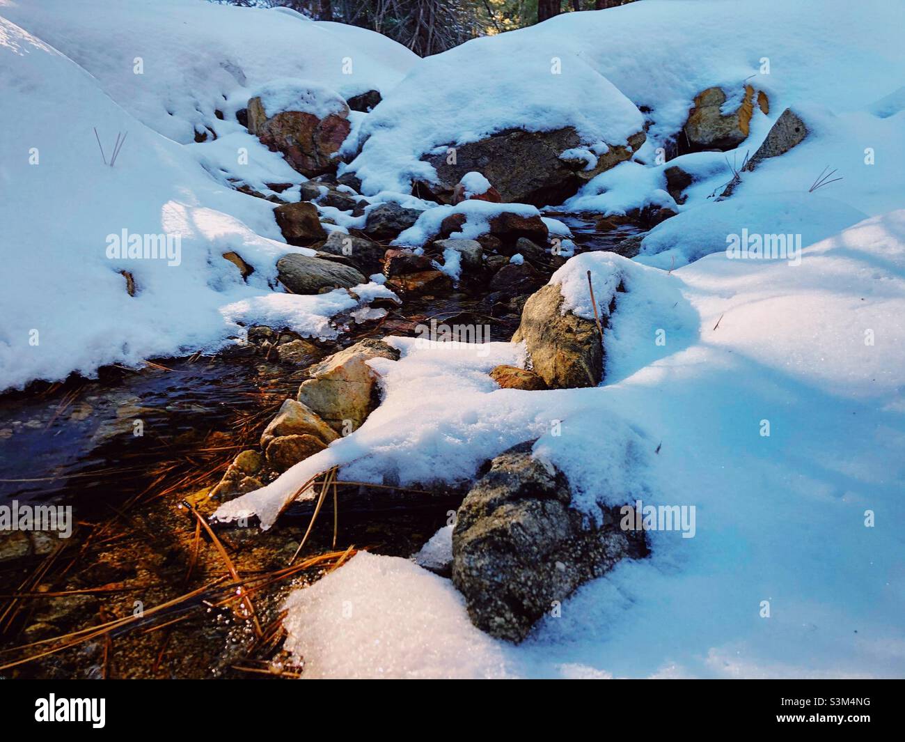 Strom von geschmolzenem Schnee Stockfoto