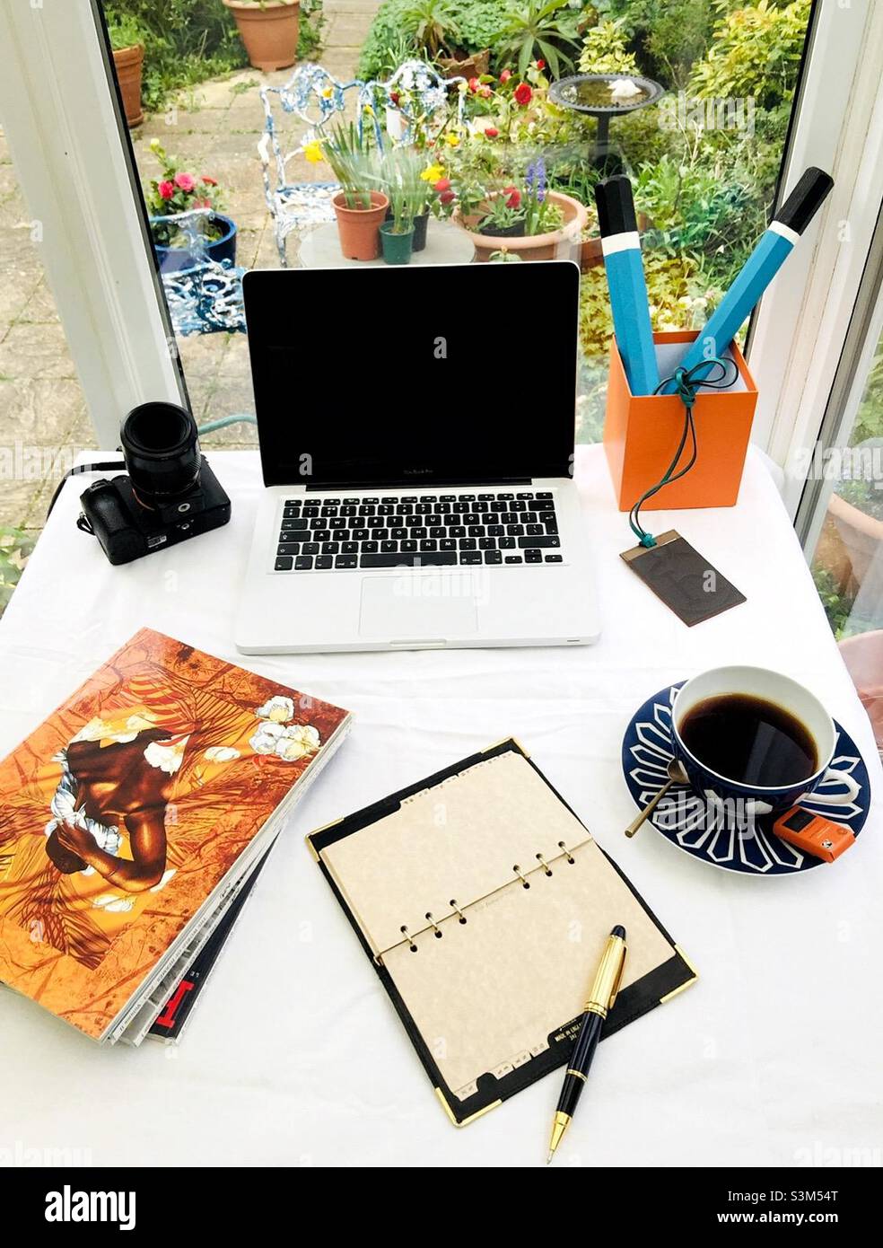 Arbeiten von zu Hause aus. - Smartphone-aufgenommenes Stockfoto