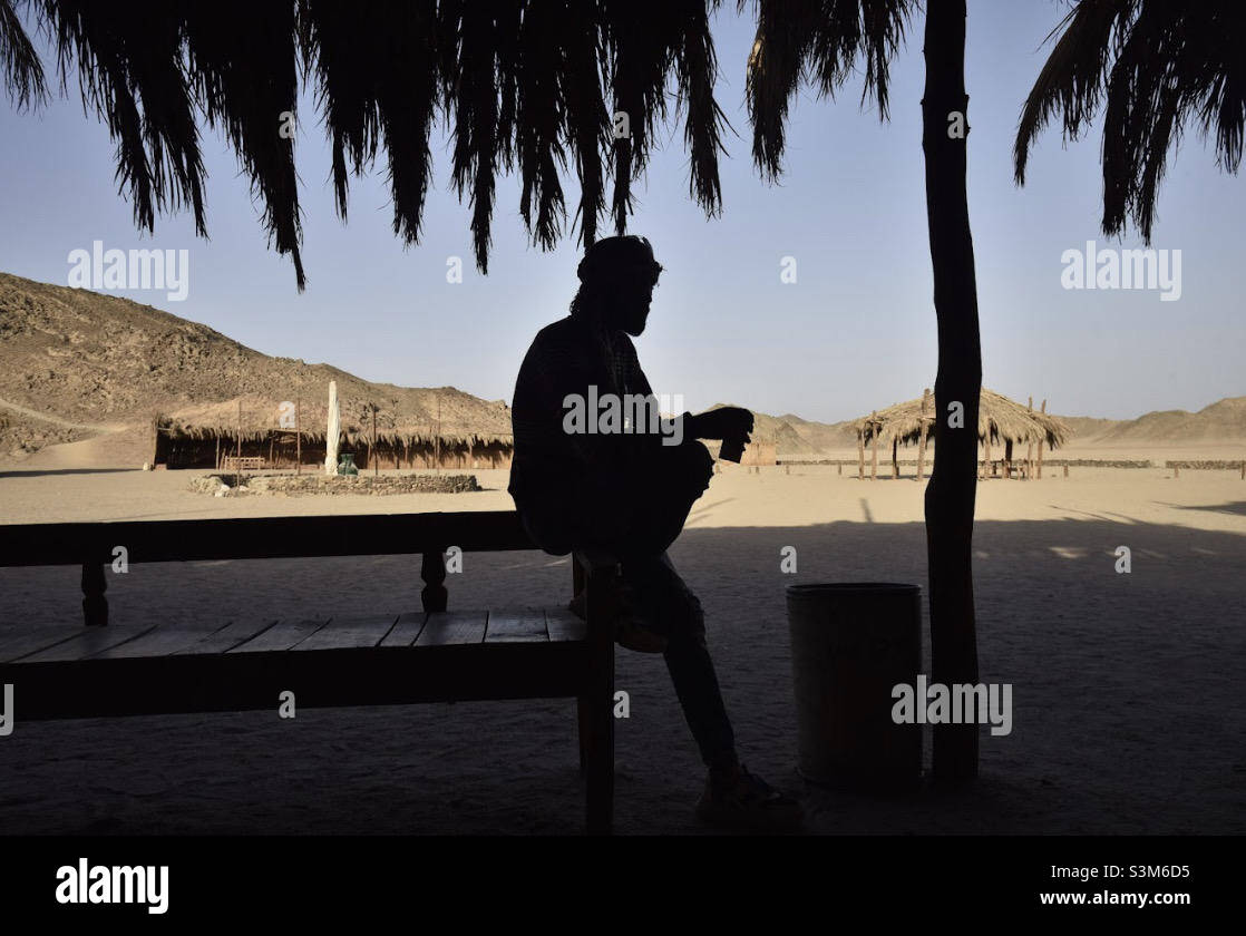 Silhouette eines Mannes in der wilden Wüste Stockfoto