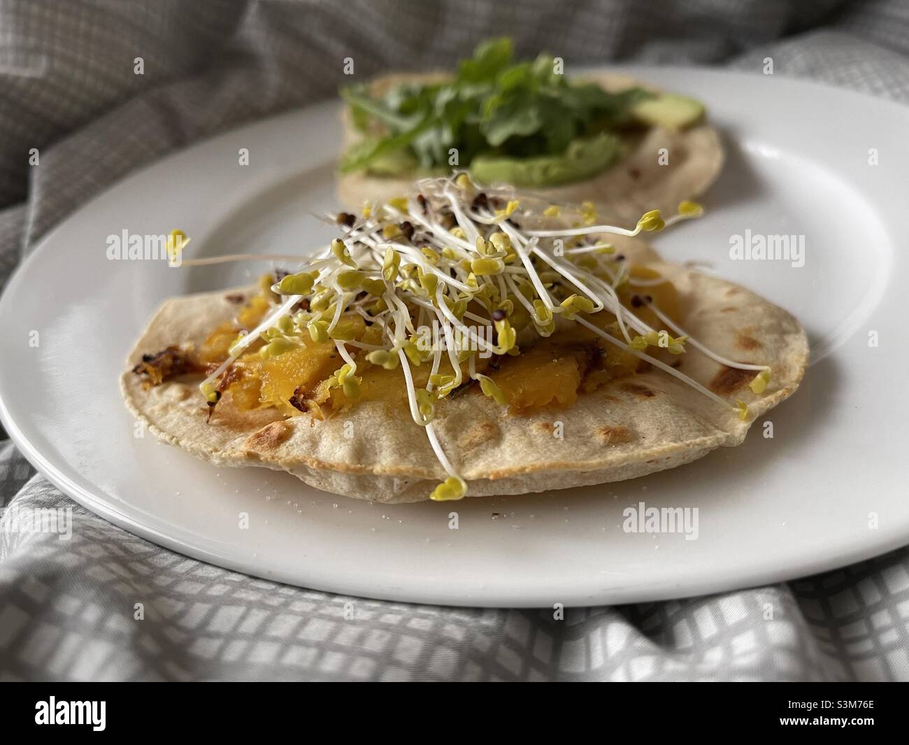 Kleine vegane Tacos mit frischen Sprossen Stockfoto