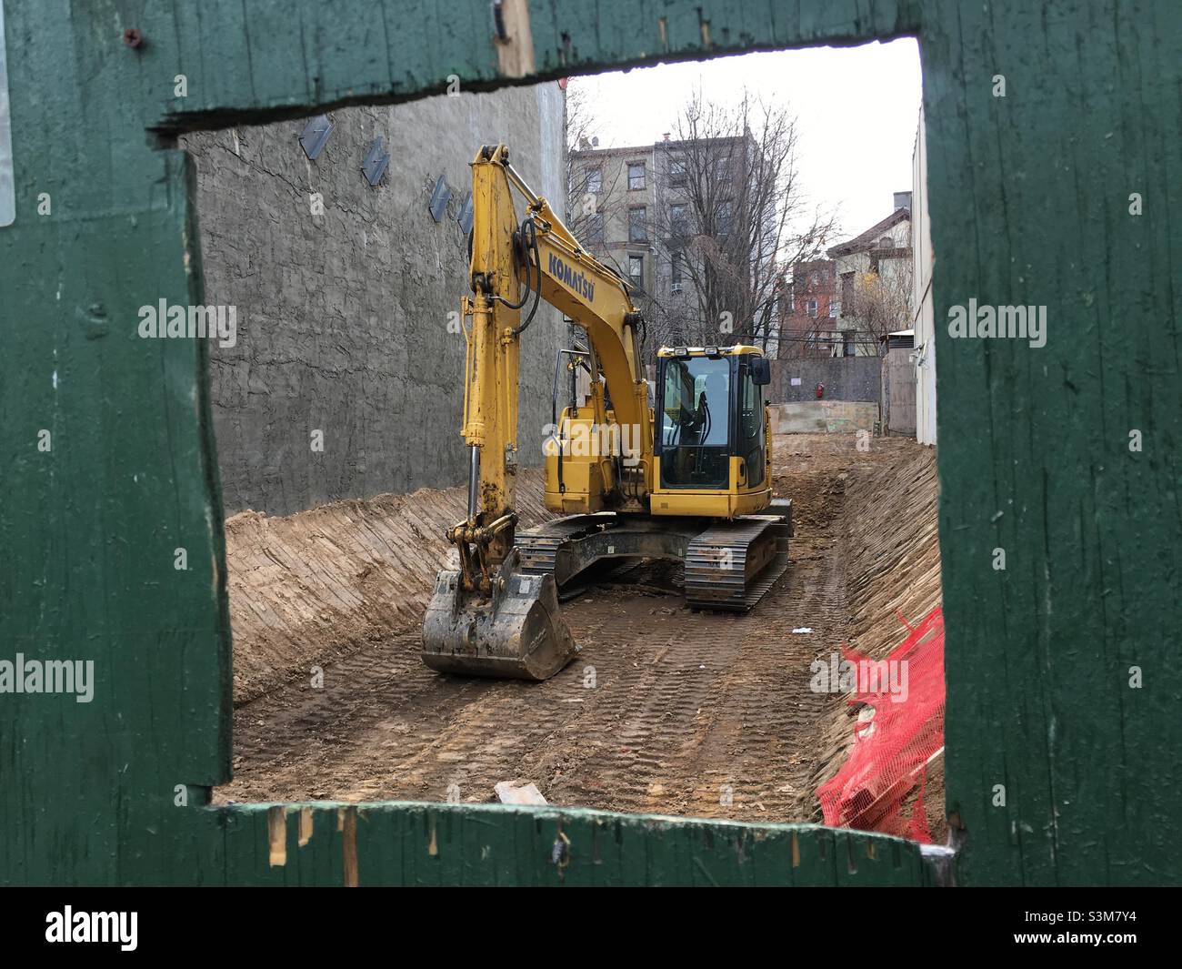 Brooklyn, NY; 21. Dezember 2021. Katmatsu Baggerlader an einer Fulton Street, Baustelle. Stockfoto