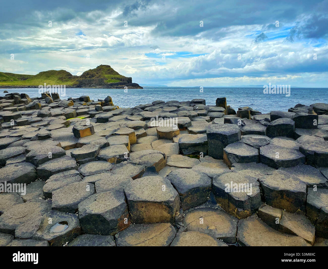 Blick auf die Küste nach Westen auf den Giant’s Causeway in Nordirland. Man geht davon aus, dass diese berühmten Basaltgesteine vor 60 Millionen Jahren durch Vulkanausbrüche entstanden sind. Foto ©️ COLIN HOSKINS. Stockfoto