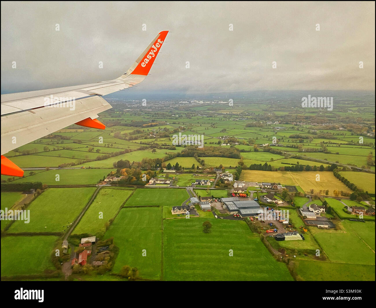 Der Blick aus einem easyJet-Flugzeugfenster - es ist weniger als eine Minute vor dem Aufsetzen am Belfast International Airport. EasyJet ist eine der größten Billigfluggesellschaften Europas. Foto ©️ COLIN HOSKINS. Stockfoto
