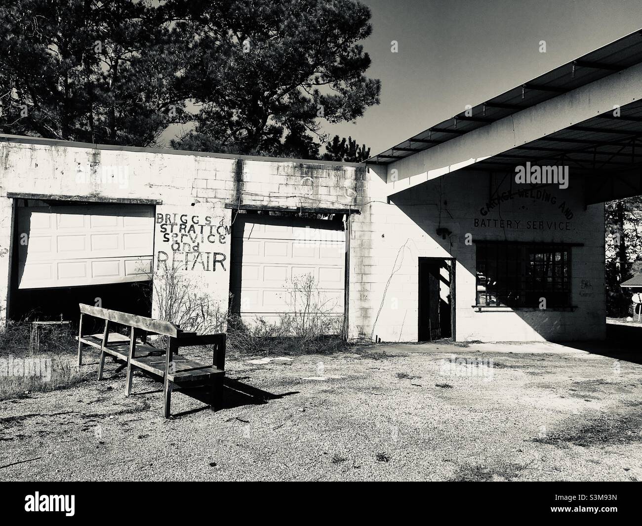 Alte verlassene Garage am Straßenrand Reparaturwerkstatt Stockfoto