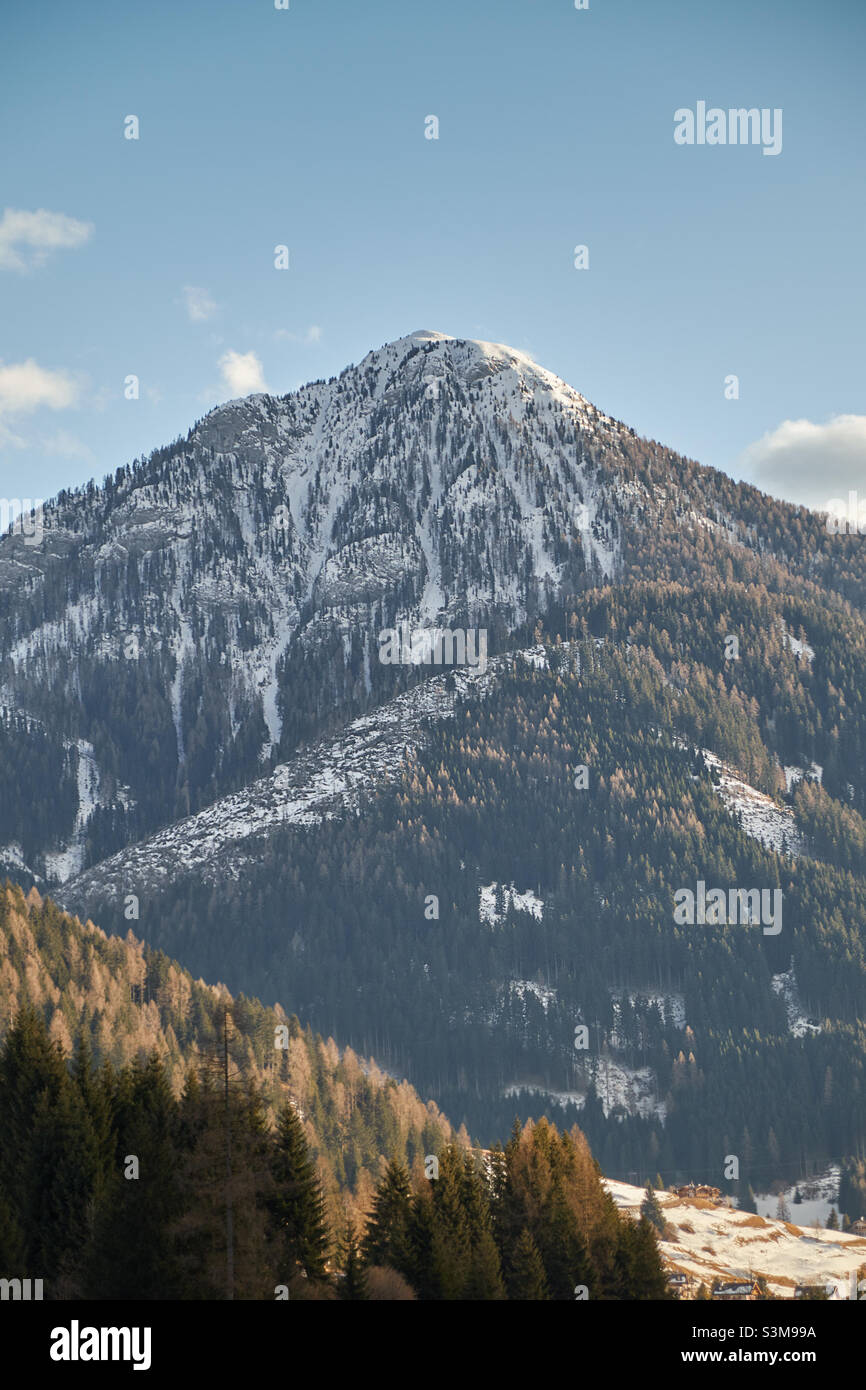 Der Hausberg in der Nähe der Stadt Soraga di Fassa in den italienischen Dolomiten Südtirols im wunderschönen Fassatal Stockfoto