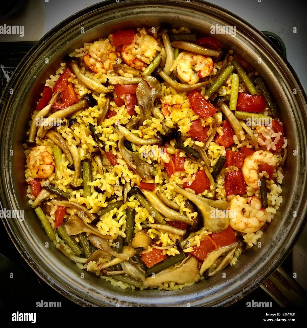 Hausgemachte Paella mit Pilzen, rotem Paprika und Garnelen Stockfoto