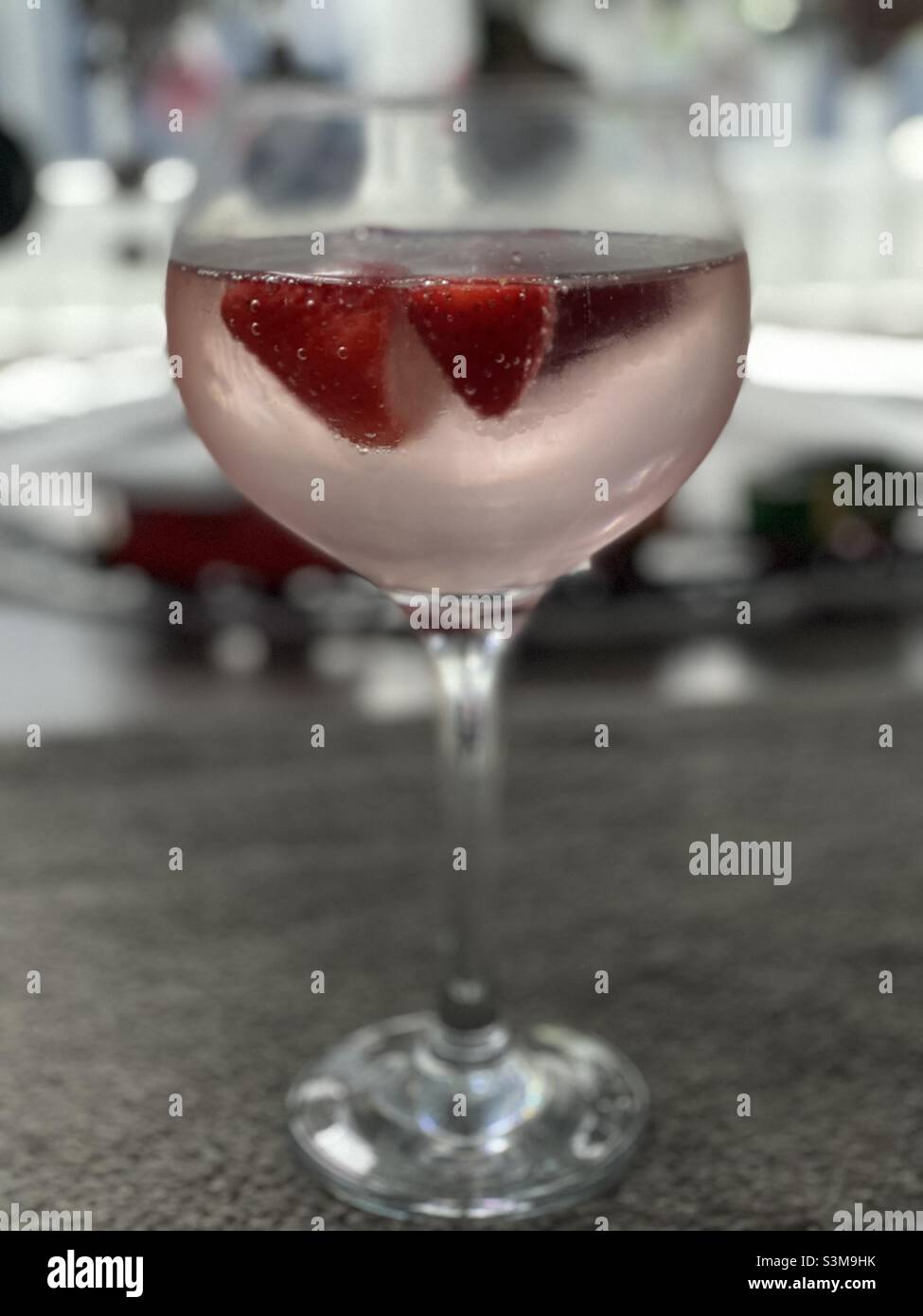 Pink Gin & Erdbeeren Stockfoto