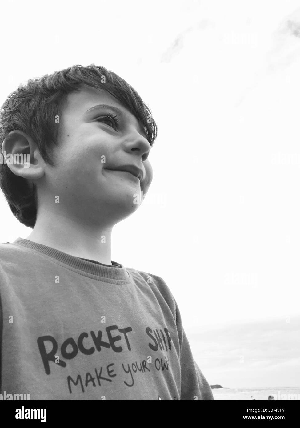 Schwarz-weiß lächelnder australischer Junge Stockfoto