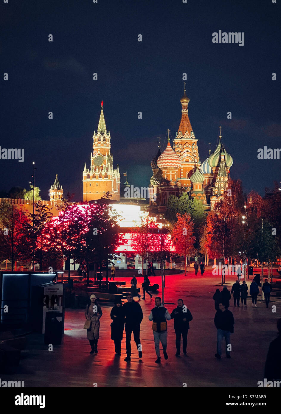 Kalter Herbstabend in Moskau in der Nähe des kremls - Smartphone-aufgenommenes Stockfoto