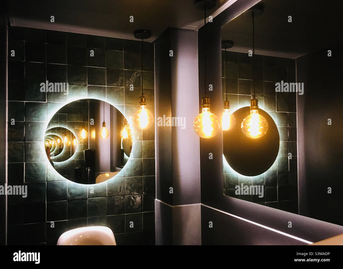 Lampen in Reflektion Stockfoto