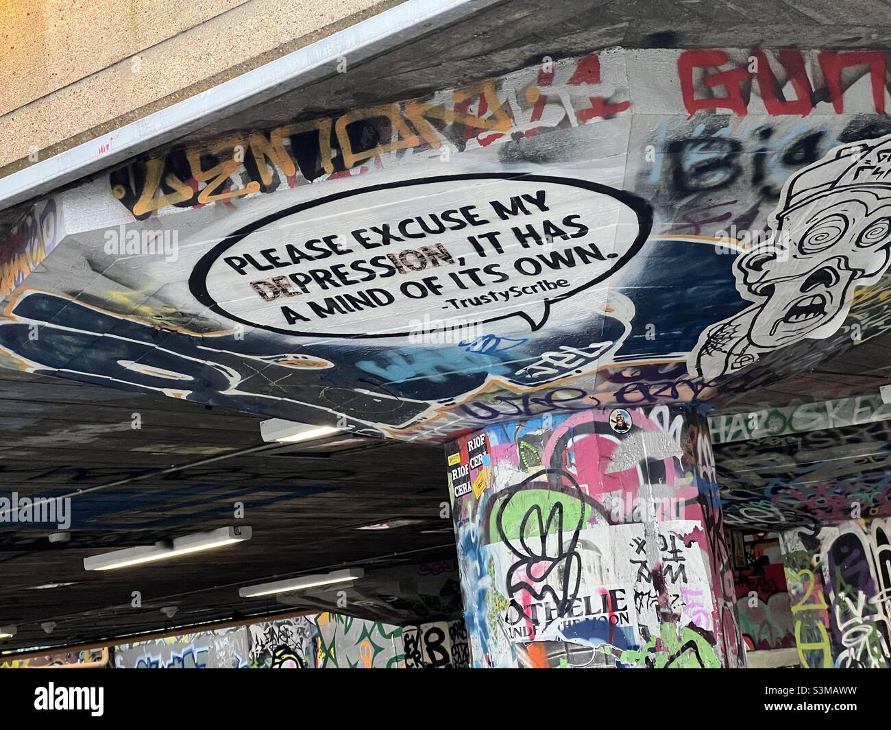 Graffiti über Depression Londons Skateboarding-Bereich South Bank - Smartphone-aufgenommenes Stockfoto