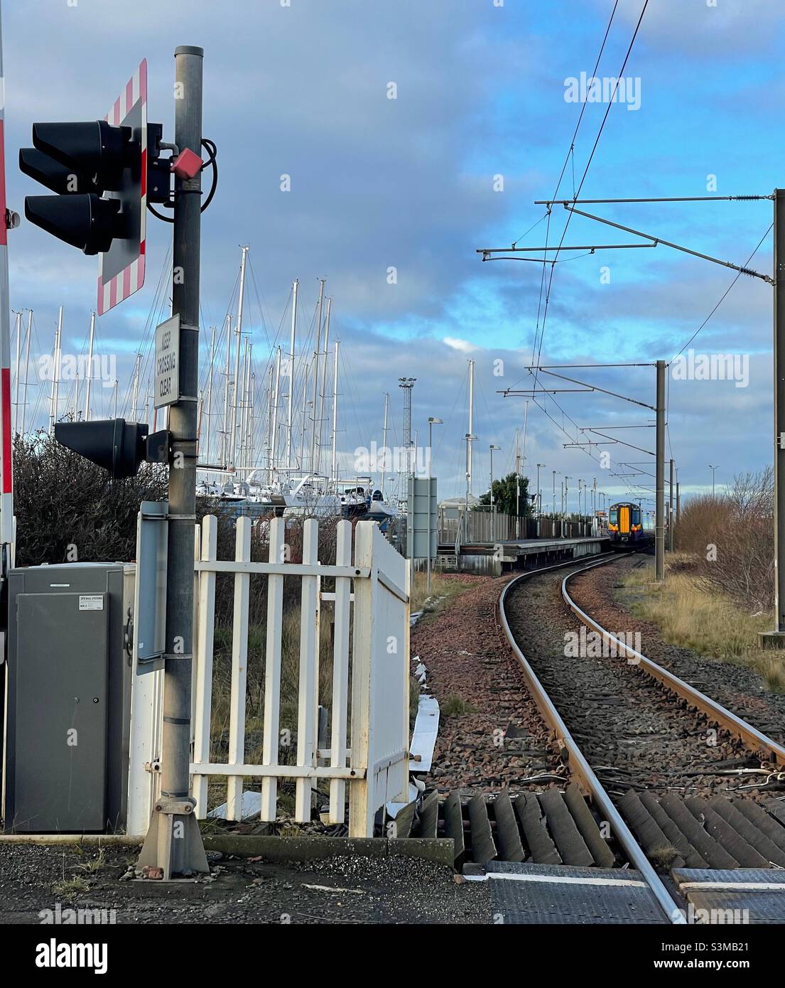 Eine Eisenbahnverbindung mit einer Linie vom schottischen Fährhafen, die Passagiere von der Isle of Arran nach Glasgow bringt. Stockfoto