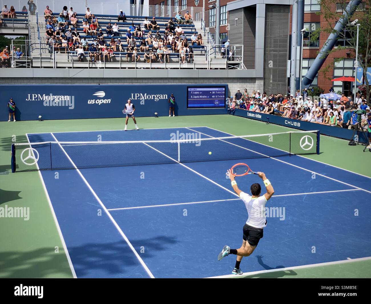 Feliciano López gegen Bernabé Zapata Miralles. Singles für Männer. Erste Runde US OPEN. - Smartphone-aufgenommenes Stockfoto