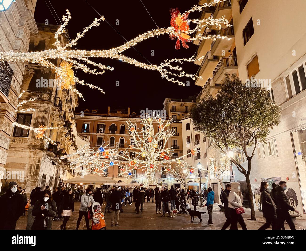 Weihnachtsbeleuchtung in Salerno - Smartphone-aufgenommenes Stockfoto