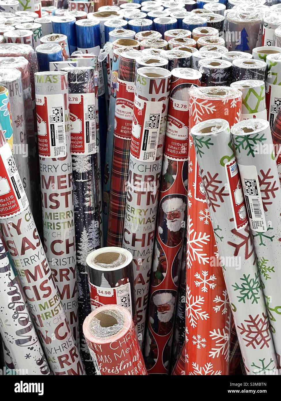 Rollen Weihnachtspapier zum Verkauf kurz vor Weihnachten in einem lokalen Walmart in Utah, USA. - Smartphone-aufgenommenes Stockfoto