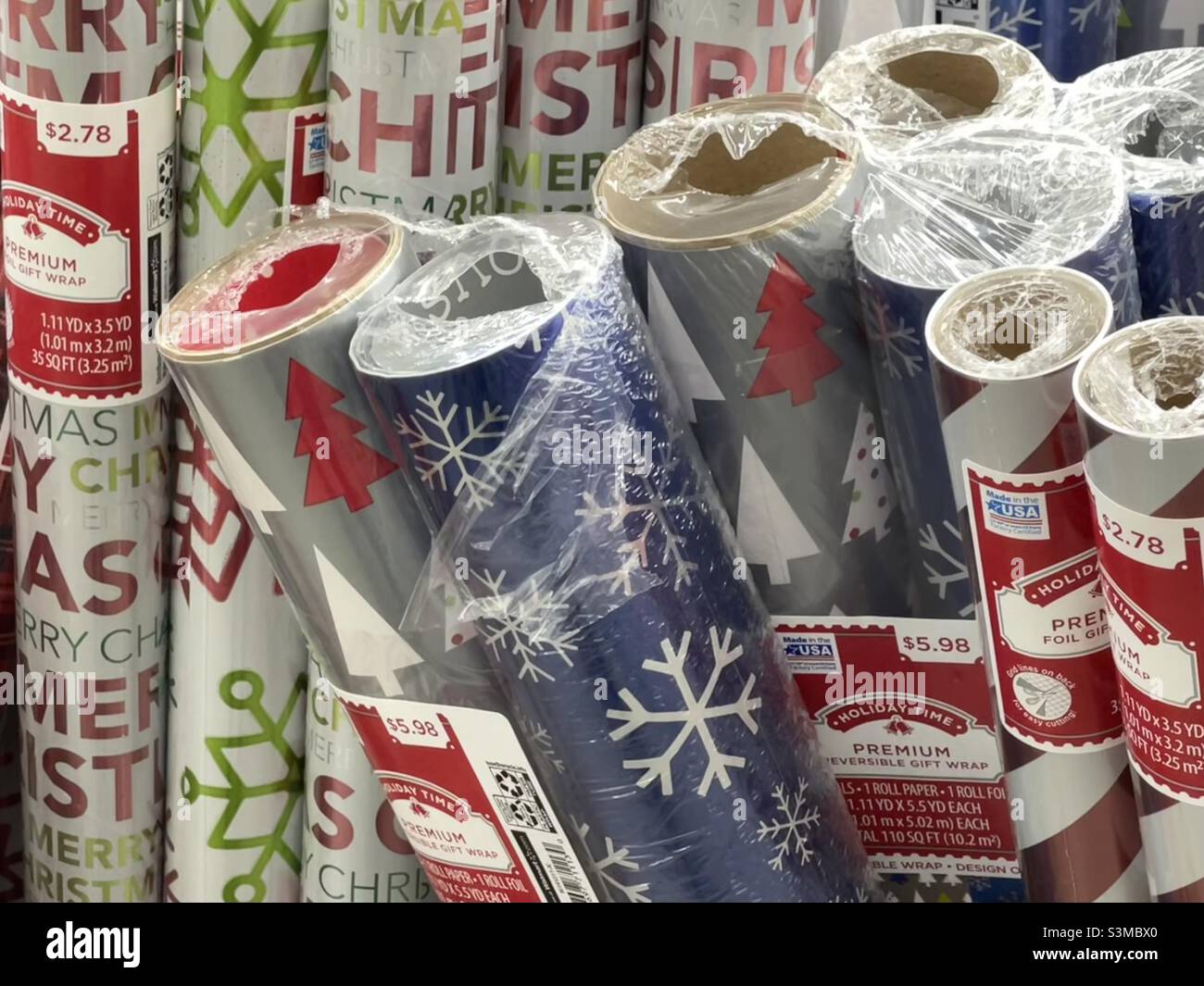 Rollen Weihnachtspapier zum Verkauf kurz vor Weihnachten in einem lokalen Walmart in Utah, USA. - Smartphone-aufgenommenes Stockfoto