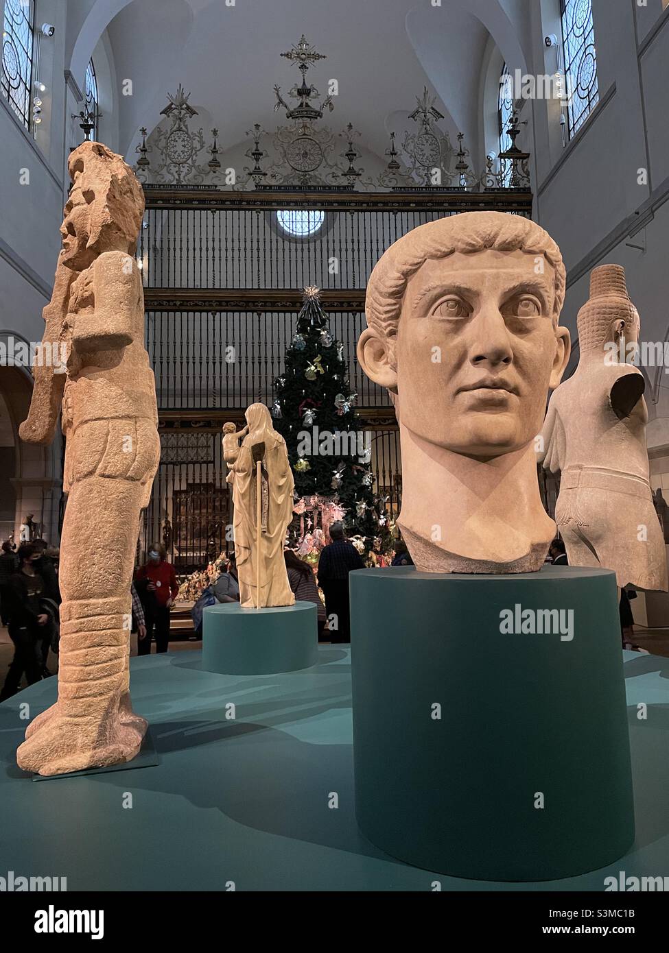 Statuen in der mittelalterlichen Kulturhalle des Metropolitan Museum of Art, New York City, USA, 2021 Stockfoto