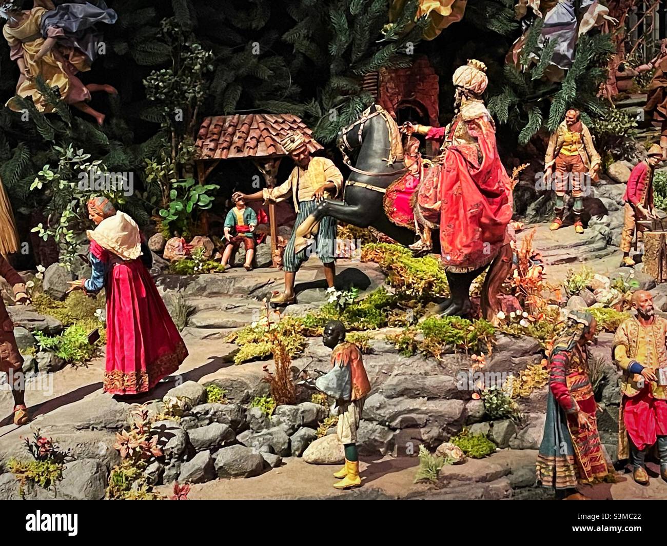 Die neapolitanische Barockkreche unter dem saisonalen Weihnachtsbaum in der mittelalterlichen Skulpturenhalle des Metropolitan Museum of Art, 2021, New York City, USA Stockfoto