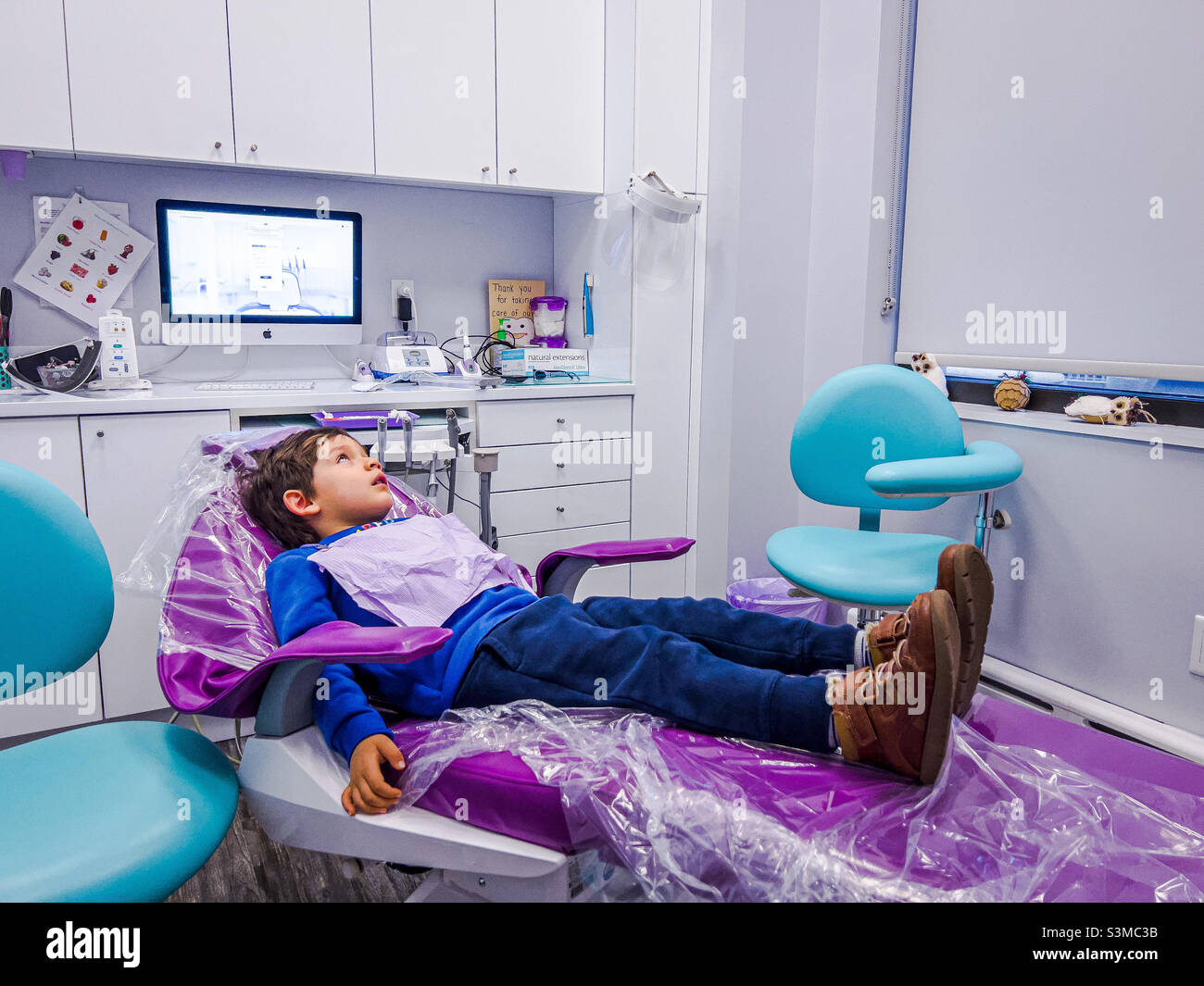 4 Jahre alter Junge Besuch beim Zahnarzt Stockfoto