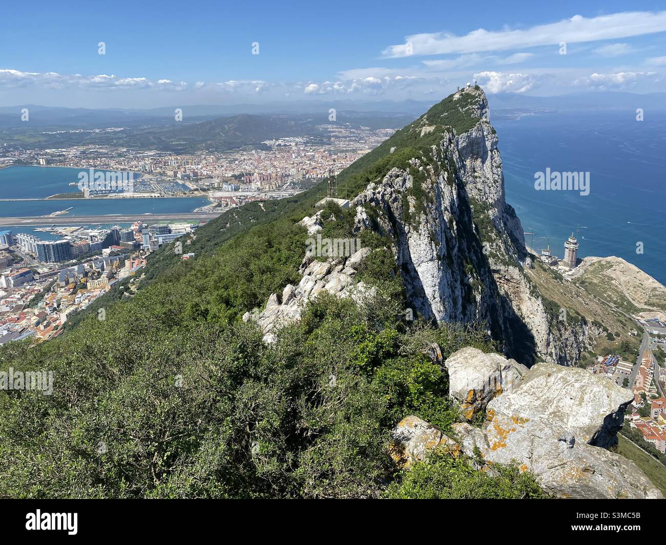 Blick nach Norden über den Felsen von Gibraltar - Smartphone-aufgenommenes Stockfoto